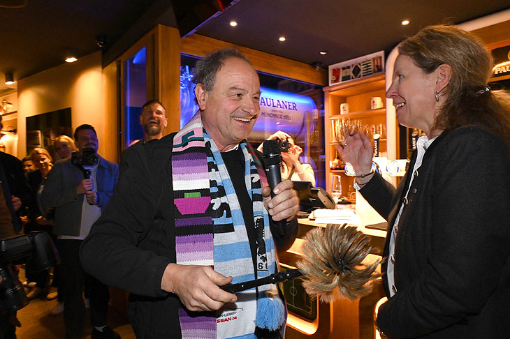 Kult-Pfarrer Schie&szlig;ler weihte die Zum Stiftl Paulaner Sportbar (&copy;Foto: Ingrid Grossmann) 